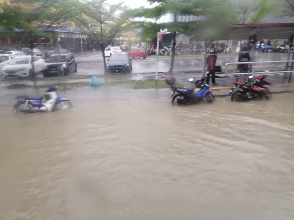 Keadaan beberapa kawasan sekitar Sri Muda, Shah Alam mula dinaiki air sejak petang Sabtu.