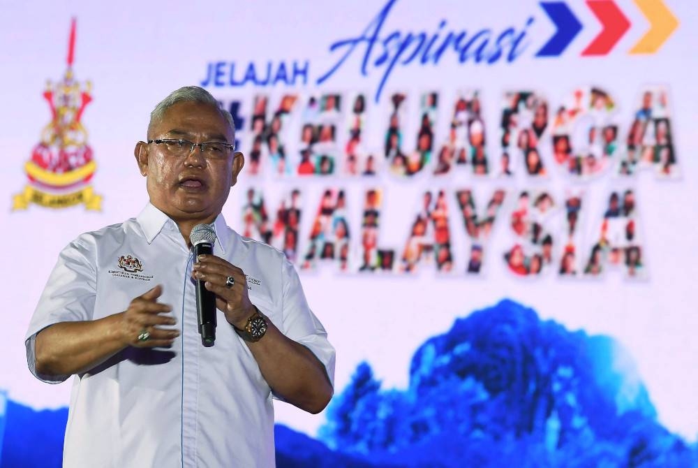 Noh berucap pada sesi dialog bersama Persatuan, Koperasi dan Usahawan sempena Program Jelajah Aspirasi Keluarga Malaysia 2022 Negeri Selangor di pekarangan Stadium Shah Alam hari ini. - Foto Bernama