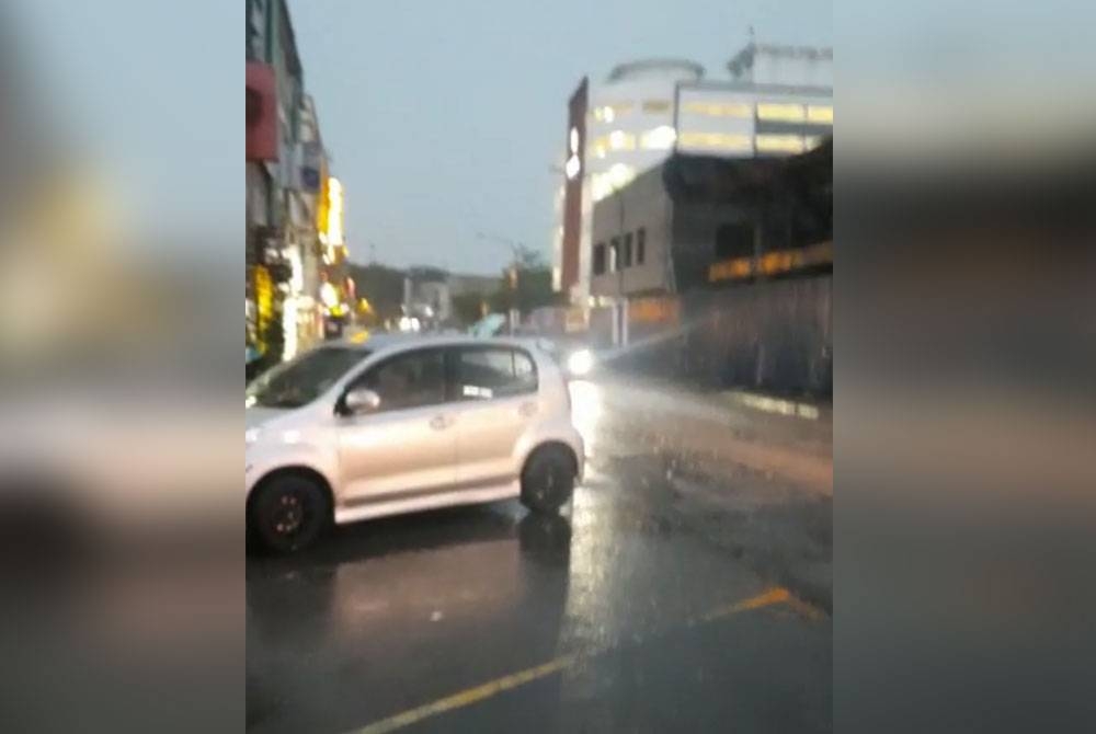 Keadaan di sekitar kawasan Taman Sri Muda kembali normal susulan banjir kilat yang dilaporkan berlaku pada petang Sabtu. - Foto PDRM