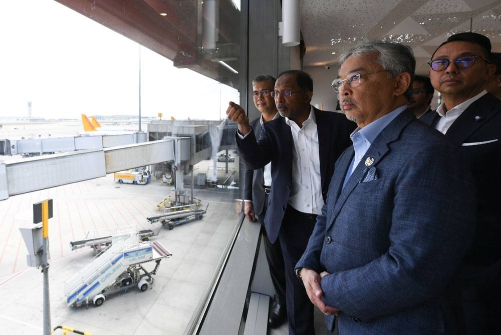 Al-Sultan Abdullah berkenan melawat Lapangan Terbang Sabiha Gokcen Istanbul yang diuruskan oleh Malaysia Airport Holdings Berhad (MAHB) di Istanbul hari ini. - Foto Bernama