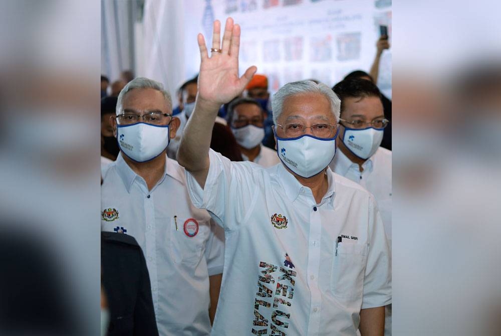 Ismail Sabri melambaikan tangan kepada para hadirin ketika tiba di Stadium Shah Alam bagi merasmikan Jelajah Aspirasi Keluarga Malaysia pada Jumaat. - Foto Bernama