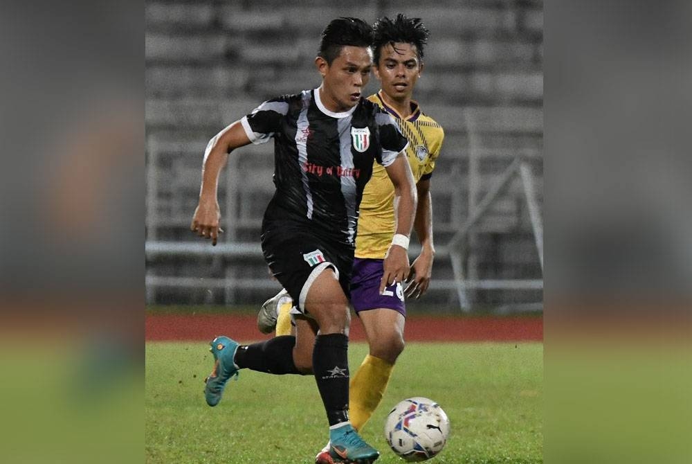 Pemain Kuching City FC (kiri) berjaya melepasi kawalan pemain UiTM FC pada aksi Liga Premier di Stadium Negeri, Kuching Sarawak sebentar tadi. - Foto FB Kuching City FC