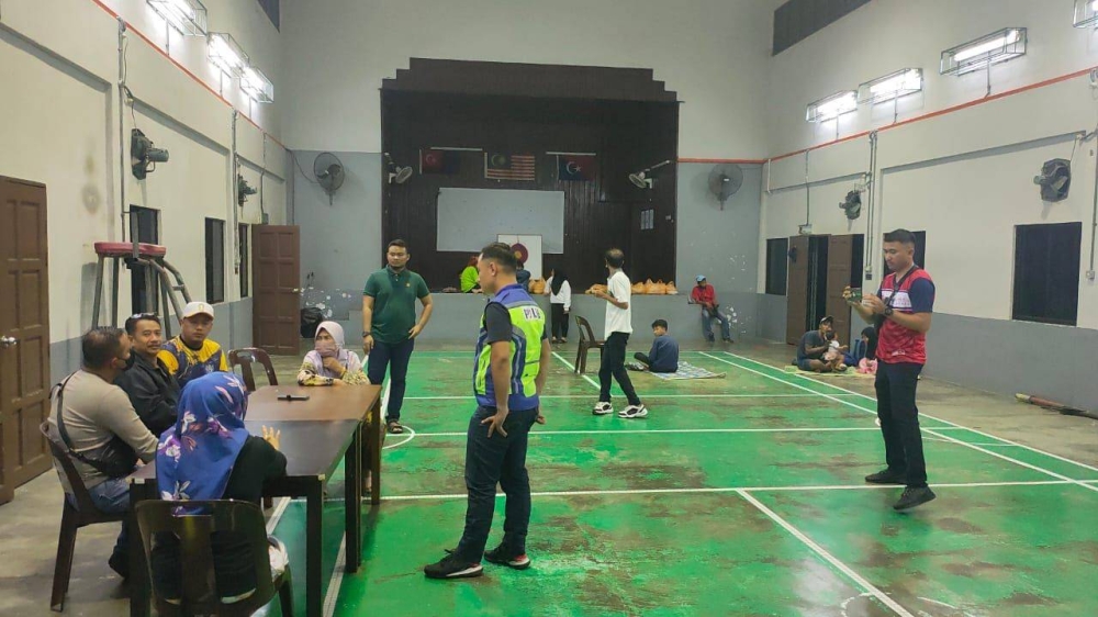 PPS Dewan Raya Kampung Melayu Batu 10 Skudai dibuka untuk menempatkan mangsa banjir.