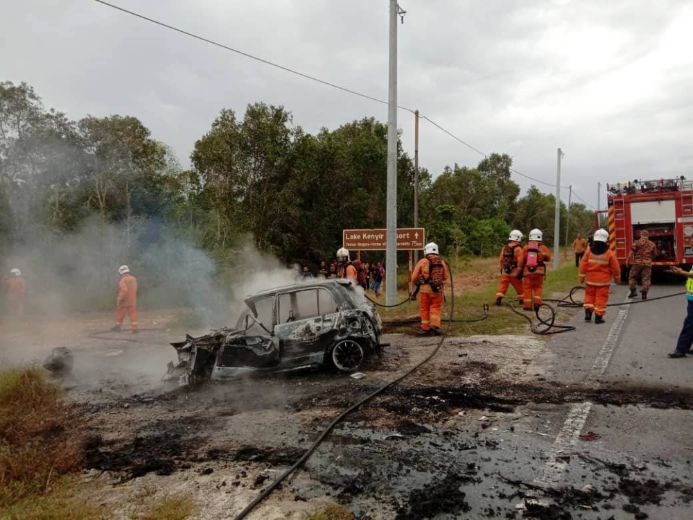 Kenderaan dinaiki mangsa yang terbakar lori dalam kejadian di KM85 Jalan Kuala Terengganu-Kampung Raja, di Setiu pada Sabtu. - Foto Ihsan Bomba