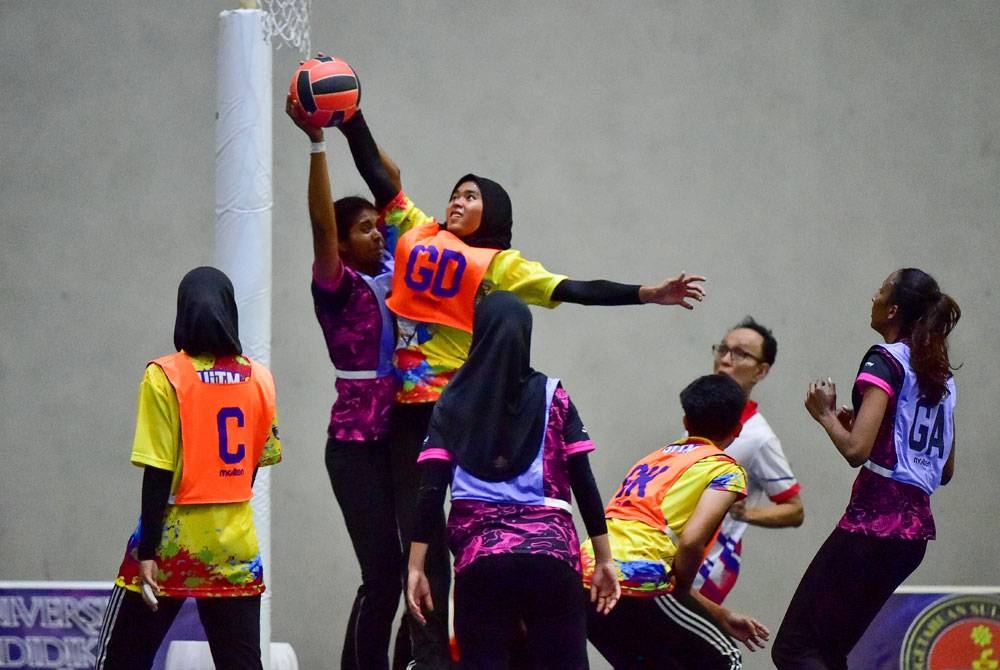 Antara aksi menarik UITM menentang UPM dalam perlawanan akhir bola jaring SUKIPT 2022 di Arena UPSI pada Sabtu.