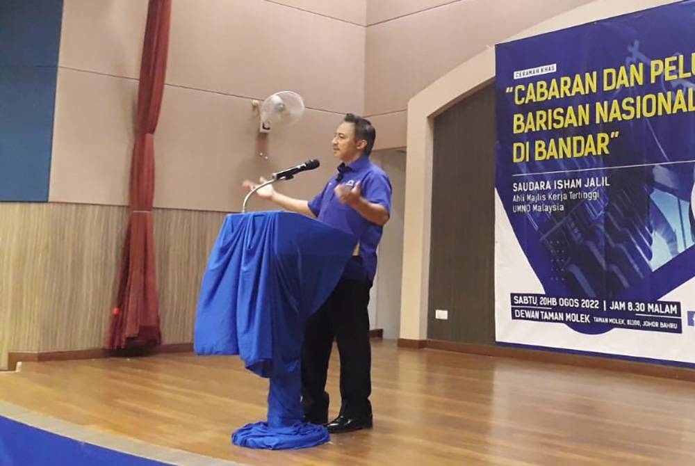 Isham semasa menyampaikan ceramah dalam program Cabaran dan Peluang Barisan Nasional Di Bandar di Dewan Taman Molek, Pasir Gudang, pada malam Sabtu.