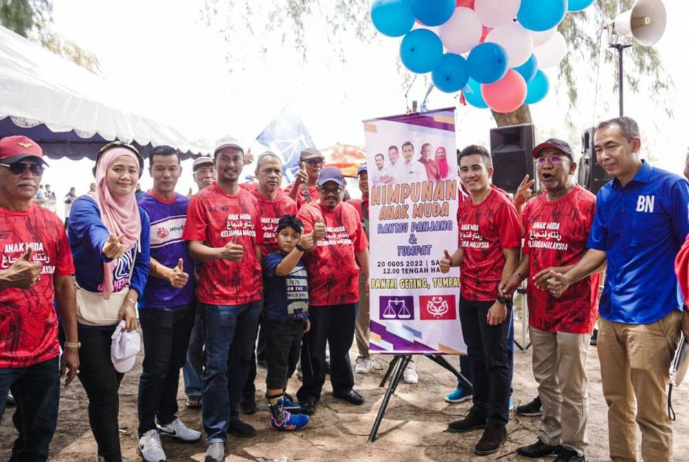 Ketua Penerangan UMNO Shahril Sufian Hamdan (tiga, kanan) ketika program Himpunan Anak Muda Rantau Panjang dan Tumpat di Kelantan, pada Sabtu. - Foto Facebook Shahril