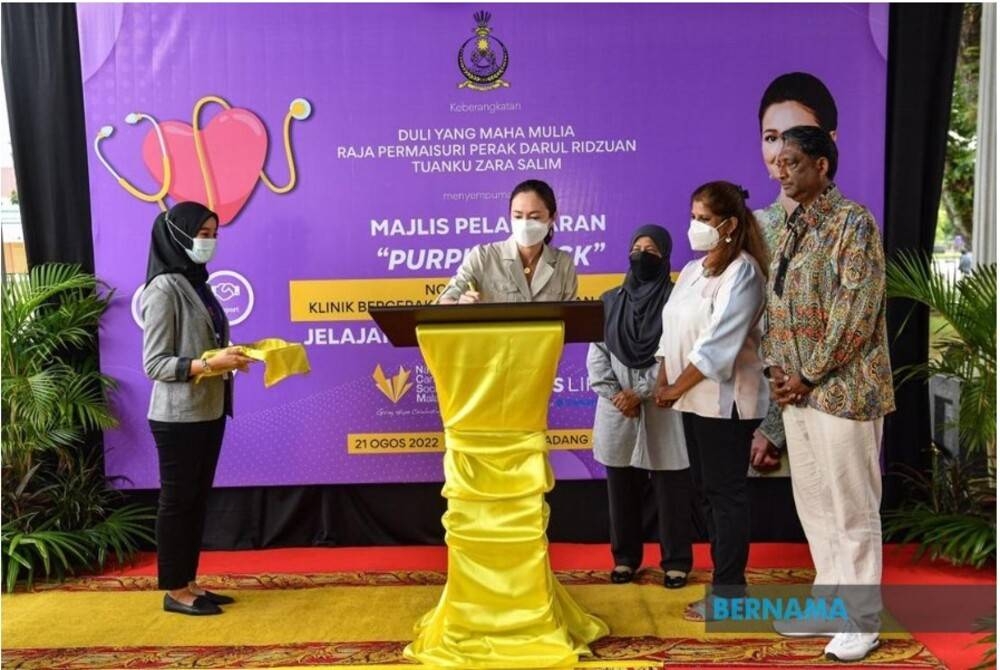 Tuanku Zara Salim berkenan merasmikan Klinik Bergerak Saringan Kesihatan Nasional dikenali ‘Purple Truck’ yang akan memberikan saringan kanser percuma bagi warga luar bandar dan pedalaman di seluruh negara. - Foto Bernama