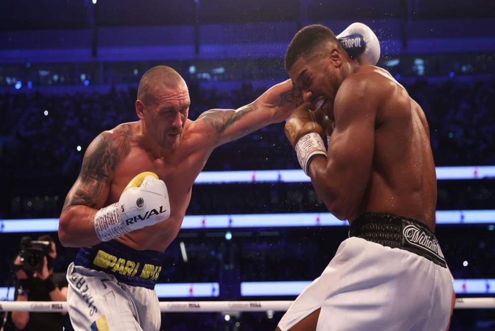 Usyk (kiri) menewaskan Joshua dengan keputusan majoriti juri di King Abdullah Sports City Arena Jeddah, Arab Saudi pada Sabtu. - Foto Agensi