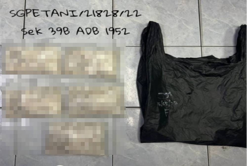 Polis rampas lima plastik lutsinar berisi bahan disyaki dadah jenis heroin seberat anggaran 2.25 kilogram.