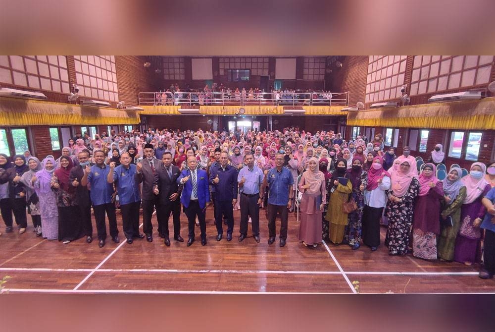 Awang (tengah) bergambar Bersama guru bimbingan dan kaunseling pada Program Libat Urus Sekolahku Sejahtera-Pemerkasaan Pentaksiran Psikometrik dan Halatuju Kerjaya Murid Kedah 2022 di Dewan Al-Farabi, Jabatan Pendidikan Negeri (JPN) Kedah pada Ahad.