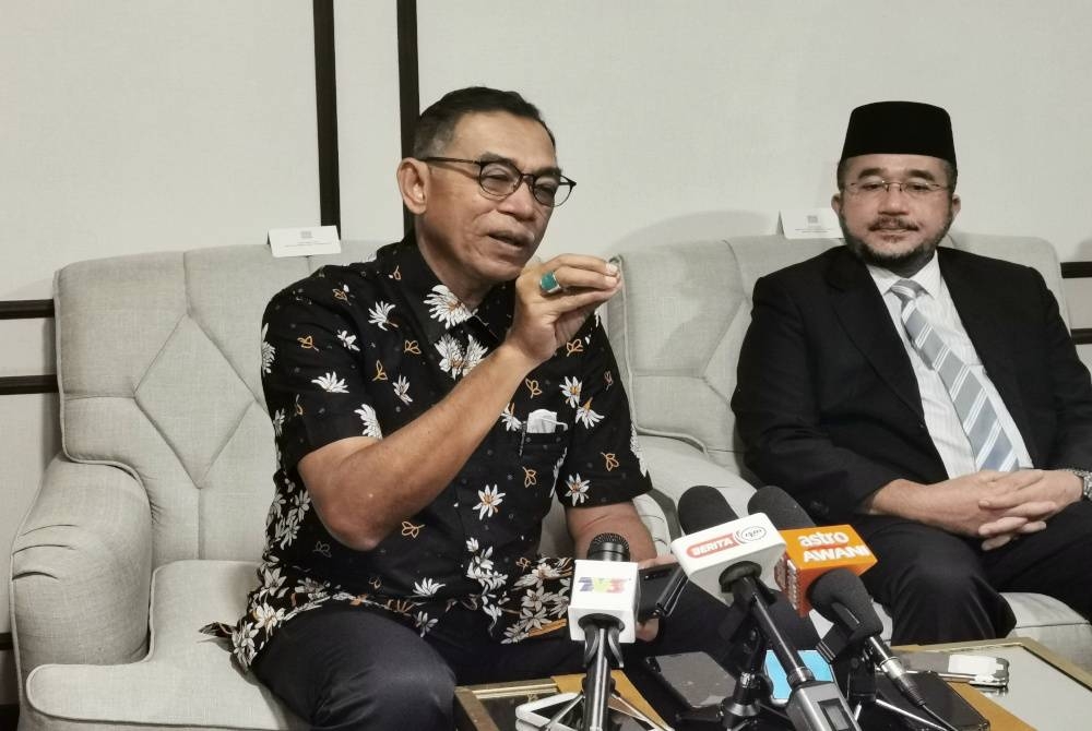 Timbalan Menteri Perdagangan Dalam Negeri dan Hal Ehwal Pengguna, Datuk Rosol Wahid (kiri) bersama Ketua Hakim Syarie Terengganu, Datuk Wan Mohd Zakri Wan Mohd (kanan) ketika sidang akhbar selepas menghadiri Majlis Ramah Mesra Bersama Persatuan Pegawai Syariah Terengganu, pada Ahad.