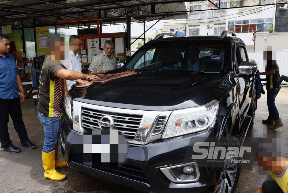 Saifuddin (empat dari kiri) melihat bekas penagih dadah bekerja di LYC Car Spa pada Program SDG:Peluang Kedua Kehidupan Baharu di sini pada Ahad.