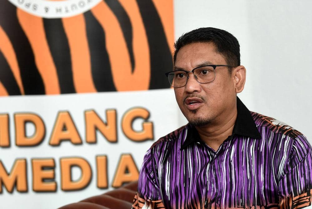 Ahmad Faizal dalam sidang media selepas hadir pada Sesi Town Hall Bersama Komuniti Belia dan Sukan di Negeri Kelantan di Dewan Wawasan Kompleks Belia dan Sukan Negeri Kelantan pada Ahad. - Foto Bernama