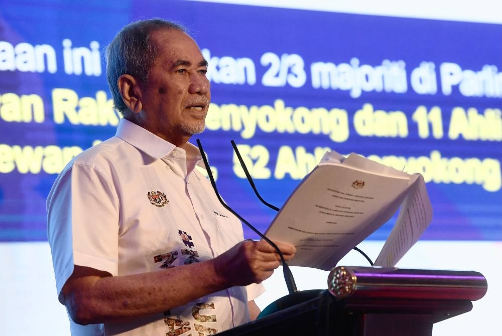 Wan Junaidi membentangkan pencapaian Keluarga Malaysia dan Transformasi Pentadbiran semasa Simposium Keluarga Malaysia bertemakan Pencapaian dan Harapan di PICC hari ini. - Foto Bernama