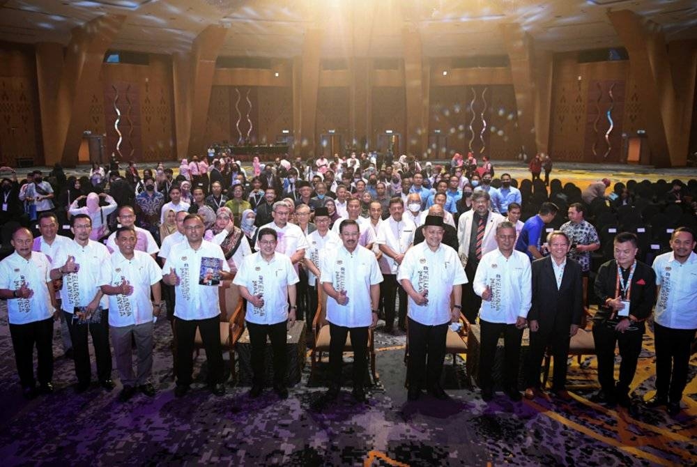 Mohd Zuki (tengah) bergambar bersama para peserta ketika menghadiri majlis penutup program Simposium Keluarga Malaysia &#039;Pencapaian dan Harapan&#039; di Dewan Perdana Pusat Konvensyen Antarabangsa Putrajaya (PICC) pada Ahad. - Foto Bernama 