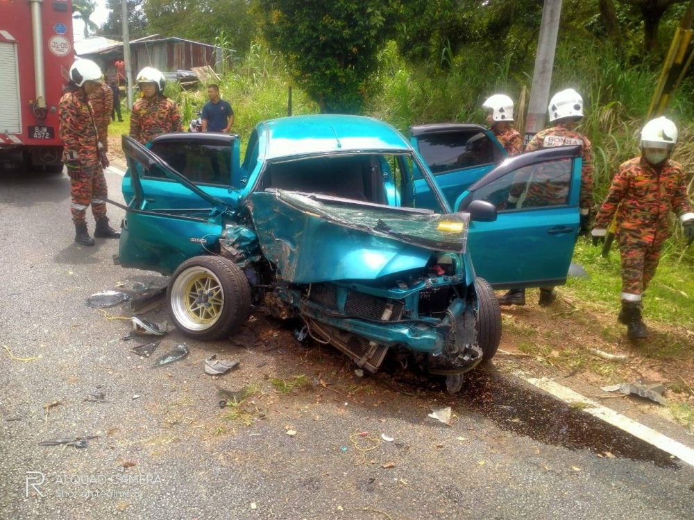 Seorang lelaki maut selepas kereta dipandunya terbabas dan melanggar sebatang pokok di Kilometer 14 Jalan Muar-Yong Peng, Batu Pahat pada Ahad.