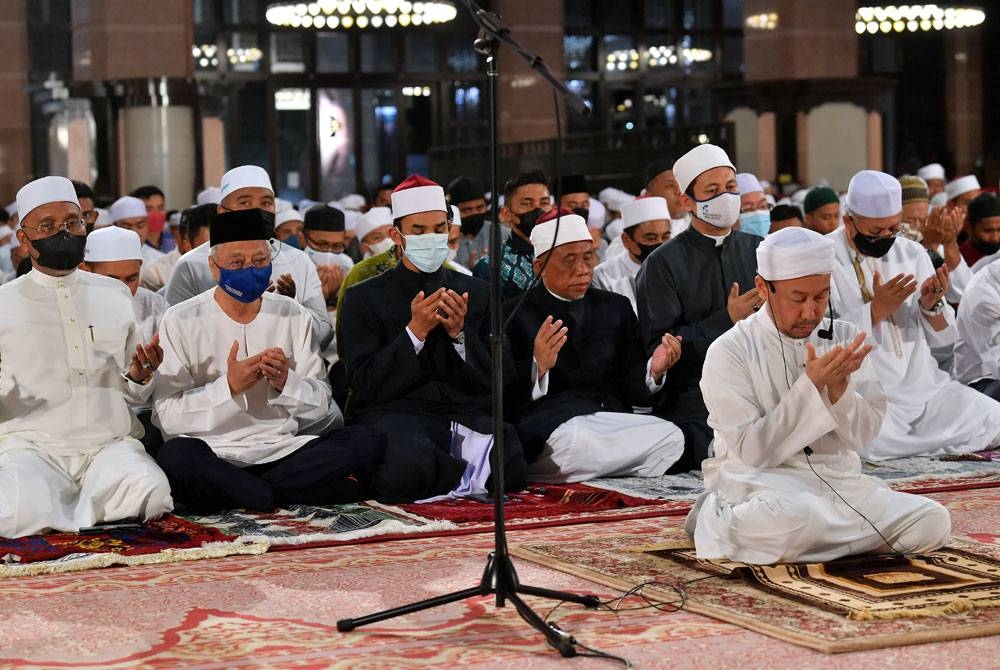 Ismail Sabri mengaminkan doa selepas solat hajat pada Majlis Munajat Keluarga Malaysia di Masjid Putra hari ini. Foto Bernama