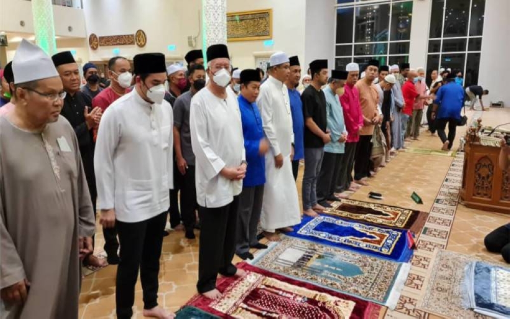 Najib menunaikan solat Isyak, solat hajat dan bermunajat sebelum melakukan sumpah mubahalah di Masjid Kampung Baru pada malam Ahad.