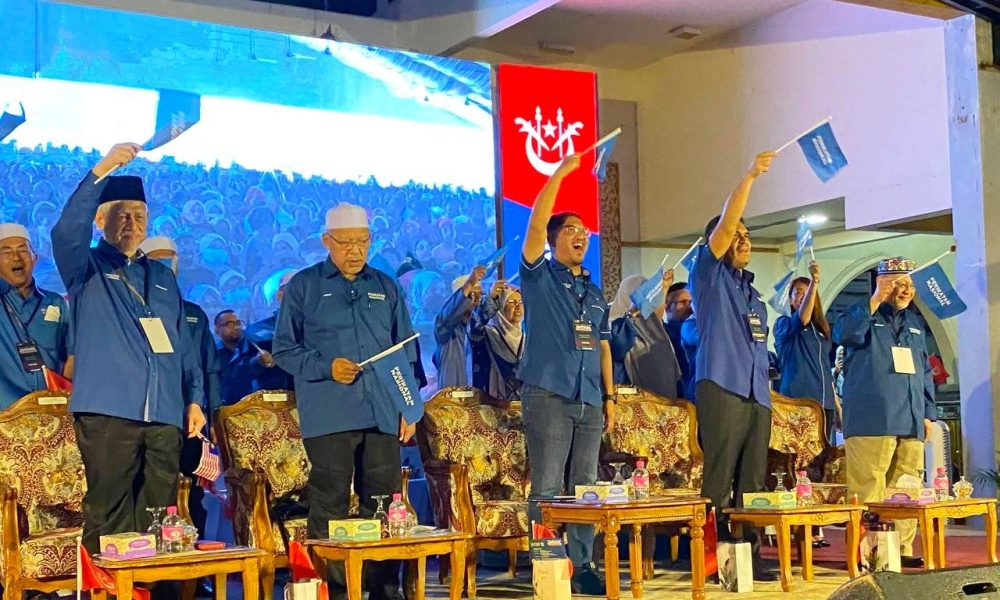 Mohd Faizal (tengah) pada Himpunan Perikatan Nasional (PN) Peringkat Negeri Kelantan Sempena Sambutan Ulang Tahun Kedua PN di Dataran Warisan Perkarangan Stadium Sultan Muhammad IV, Kota Bharu Ahad malam.