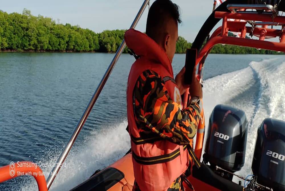 Operasi SAR mangsa dibaham buaya yang masuk hari kedua diteruskan pasukan BBP Air Semporna di muara Sungai Pegagau, Semporna.