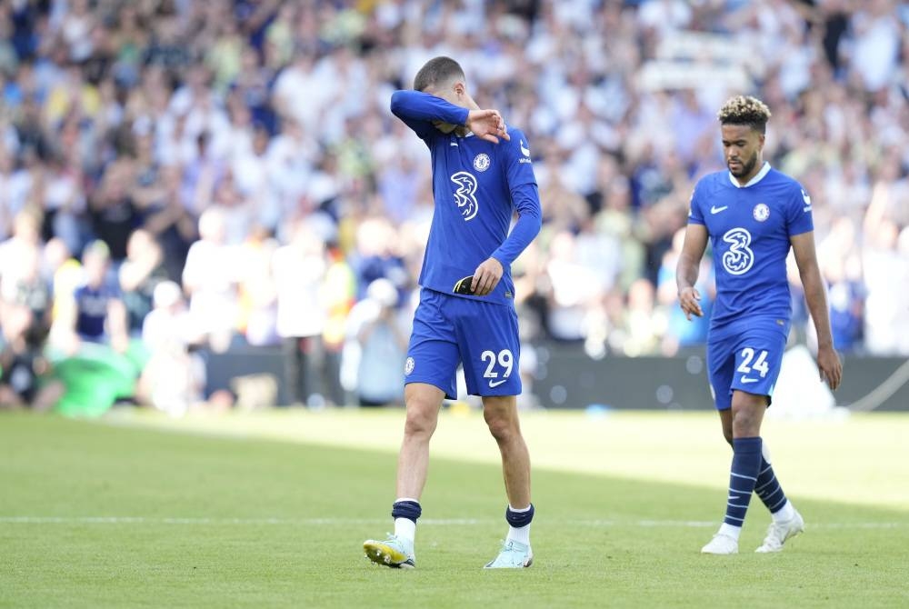 Dua pemain Chelsea kecewa dengan kekalahan di Elland Road pada Ahad. - foto EPA