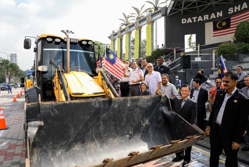 Pemasangan bendera pada jengkaut milik MBSA sempena Kempen Kibarkan Jalur Gemilang.