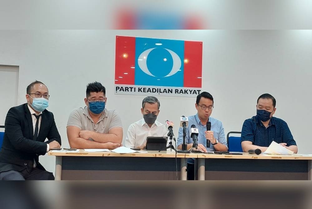 Chean Chung (dua dari kanan) pada sidang akhbar di Ibu Pejabat PKR di Petaling Jaya pada Isnin.