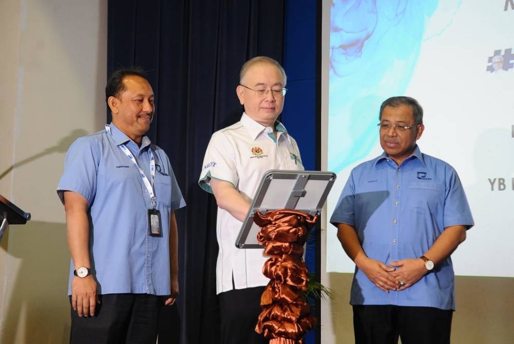 Ka Siong (tengah) merasmikan pelancaran program CSR Lembaga Pelabuhan Johor (LPJ) Cares Keluarga Malaysia di Pelabuhan Johor, Pasir Gudang pada Isnin.