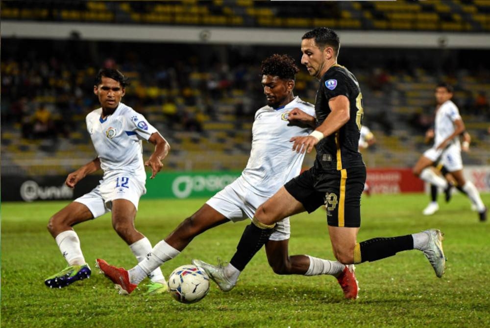 Pertahanan skuad FAM-MSN berjaya mengekang asakan daripada penyerang import Perak FC Stipe Plazibat (kanan) pada aksi Liga Premier 2022 di Stadium Perak, pada Ahad. - Foto Bernama