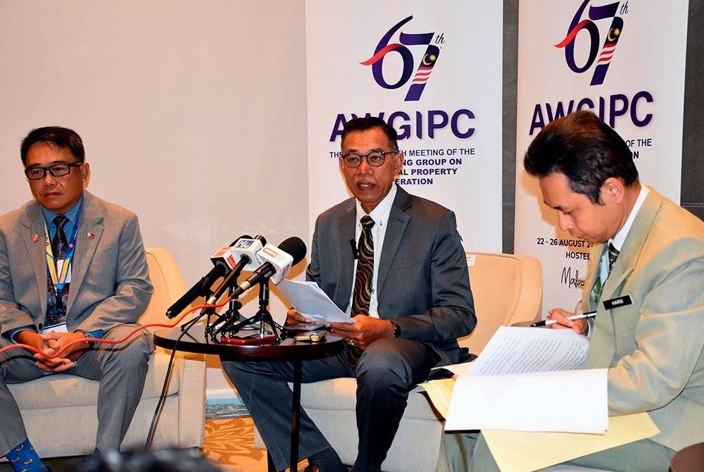 Rosol (tengah) bercakap kepada pemberita selepas merasmikan Mesyuarat Ke-67 ASEAN Working Group On Intellectual Property Cooperation (AWGIPC) hari ini. Foto Bernama