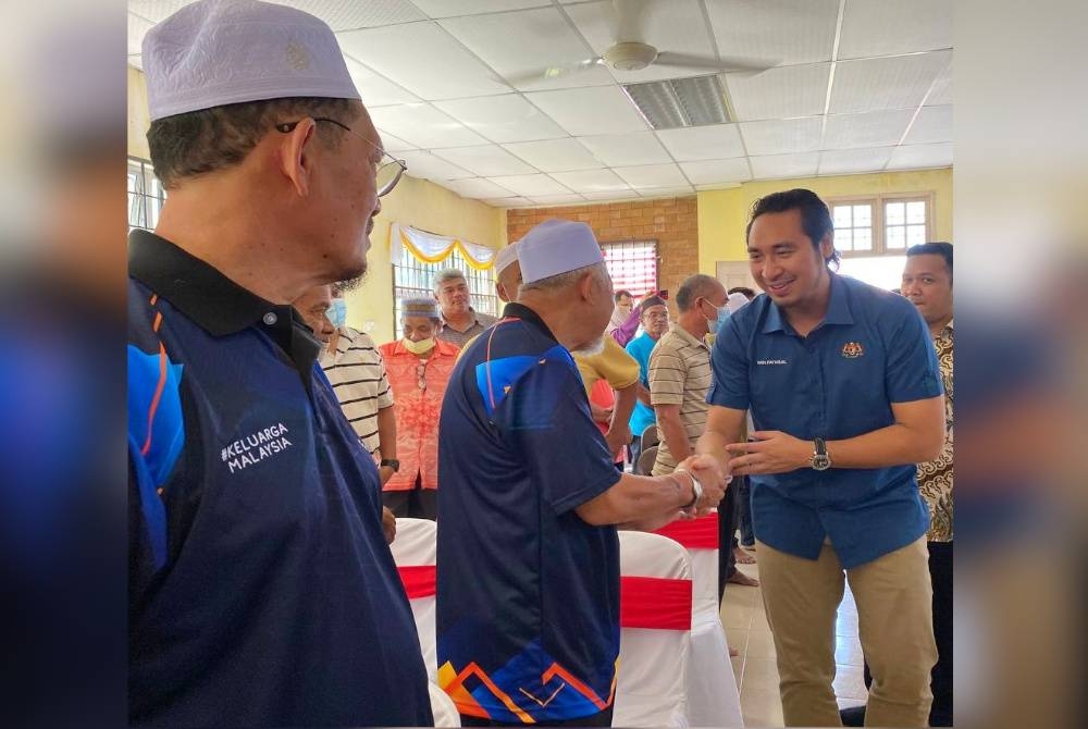 Wan Ahmad Fayhsal (kanan) beramah mesra dengan ahli KRT semasa Majlis Ramah Mesra Merdeka Keluarga Rukun Tetangga Pengkalan Chepa, Kota Bharu pada Isnin.