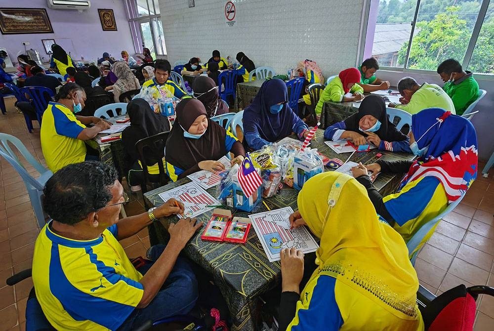 Orang kurang upaya (OKU) menyertai pertandingan mewarna sempena program Ceria Merdeka 2022, pada Isnin.