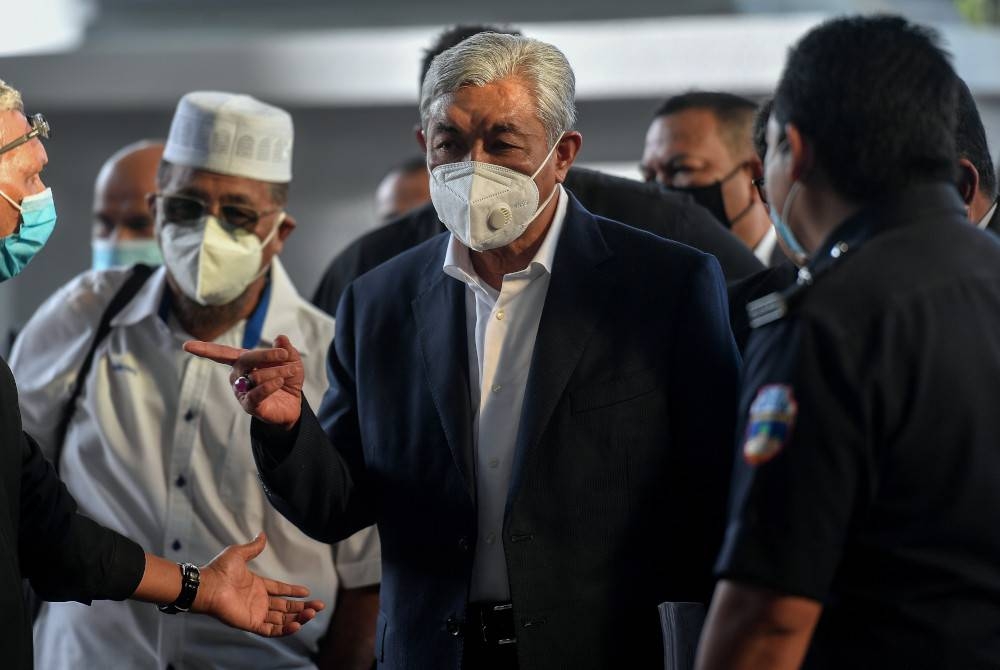 Ahmad Zahid (tengah) tiba di Kompleks Mahkamah Kuala Lumpur hari ini untuk perbicaraan membela diri atas 47 pertuduhan iaitu 12 pecah amanah, lapan rasuah dan 27 pertuduhan pengubahan wang haram, membabitkan puluhan juta ringgit dana milik Yayasan Akalbudi. - Foto Bernama