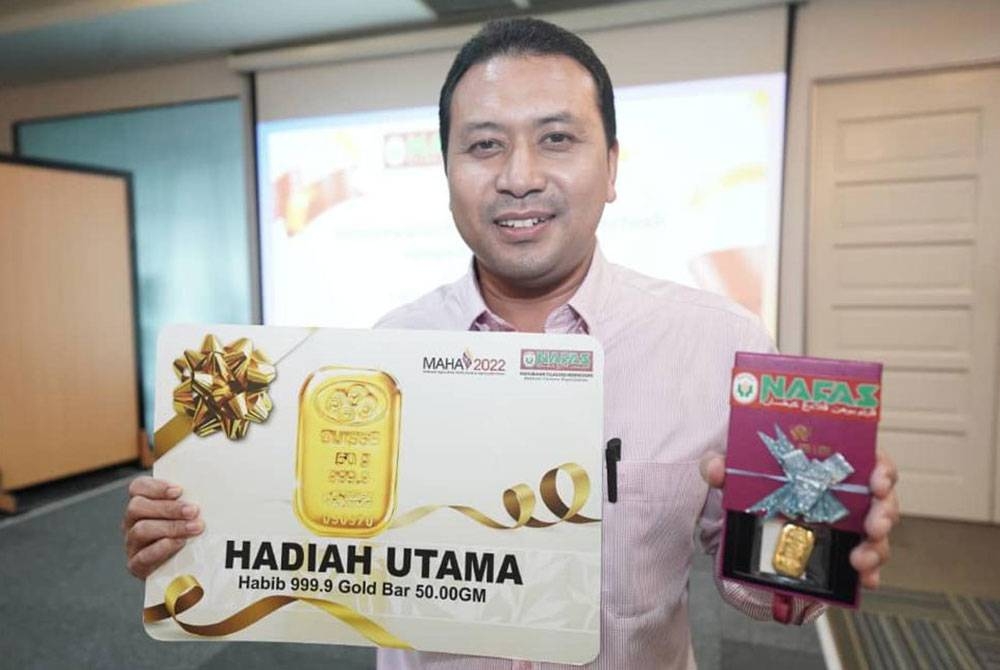 Pemenang utama bar emas seberat 50 gram, Mohd Aziz Mohd Rawi