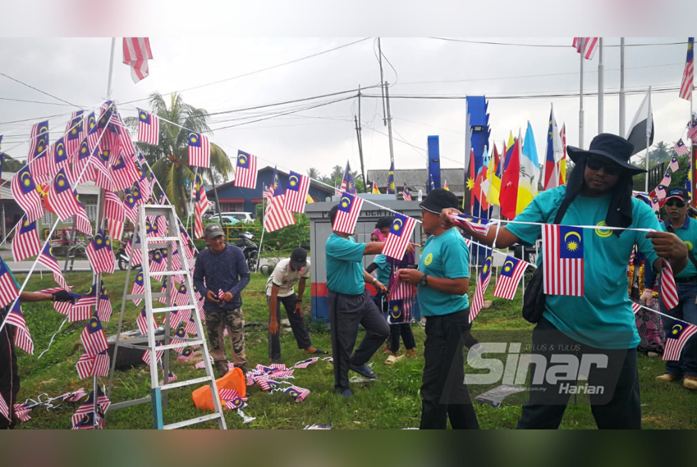 Penduduk di Jalan Pengkalan Kampung Batu 4 Rantau Panjang di sini bersemangat menghias 700 bendera bagi menzahirkan semangat cintakan negara.