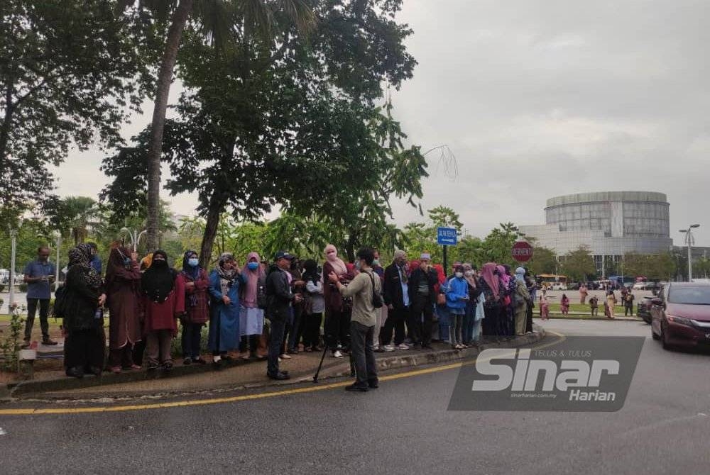 Penyokong tegar Najib tiba di pekarangan Istana Kehakiman pada Selasa.