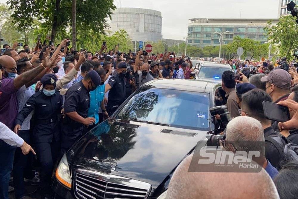 Kenderaan membawa Najib dikerumuni oleh ratusan penyokongnya di pekarangan Kompleks Istana Kehakiman, Presint 2, Putrajaya pada Selasa.