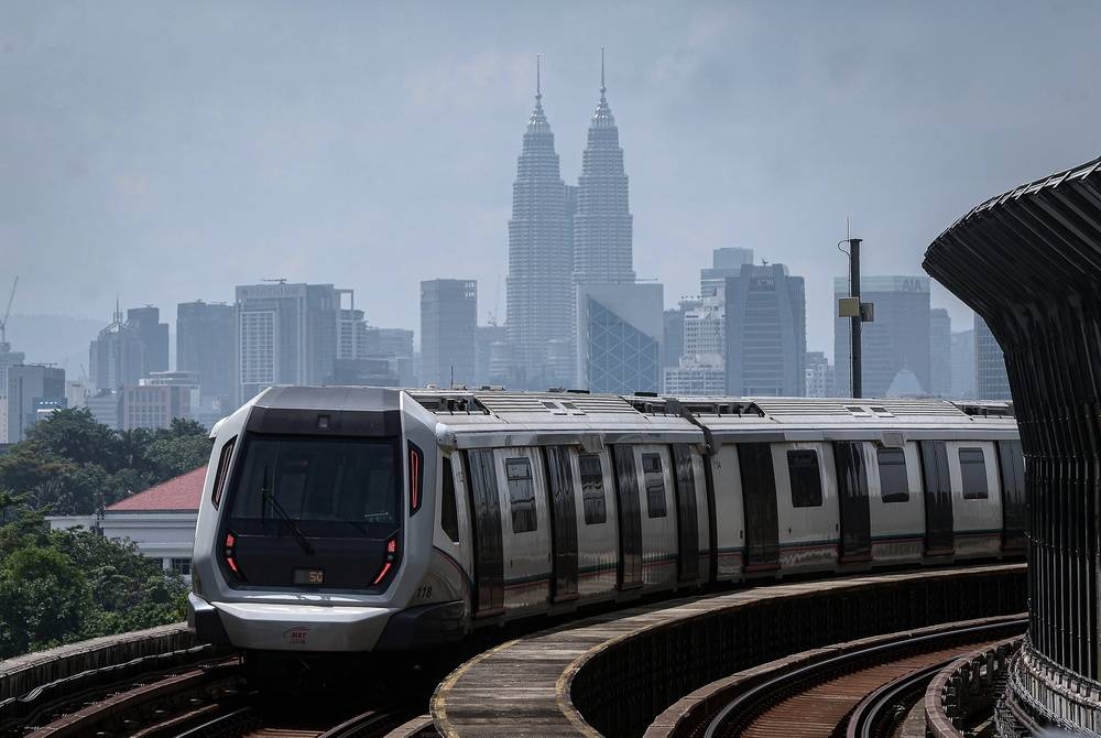 Semua operasi rel merangkumi tren LRT, MRT dan monorel akan bermula pukul 4.30 pagi pada 31 Ogos ini. - Foto hiasan