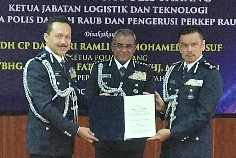 Ramli (tengah) menyaksikan serah terima tugas Timbalan Ketua Polis Pahang antara Mohd Yusri (kiri) dan Abdul Razak dalam majlis di IPK Pahang.