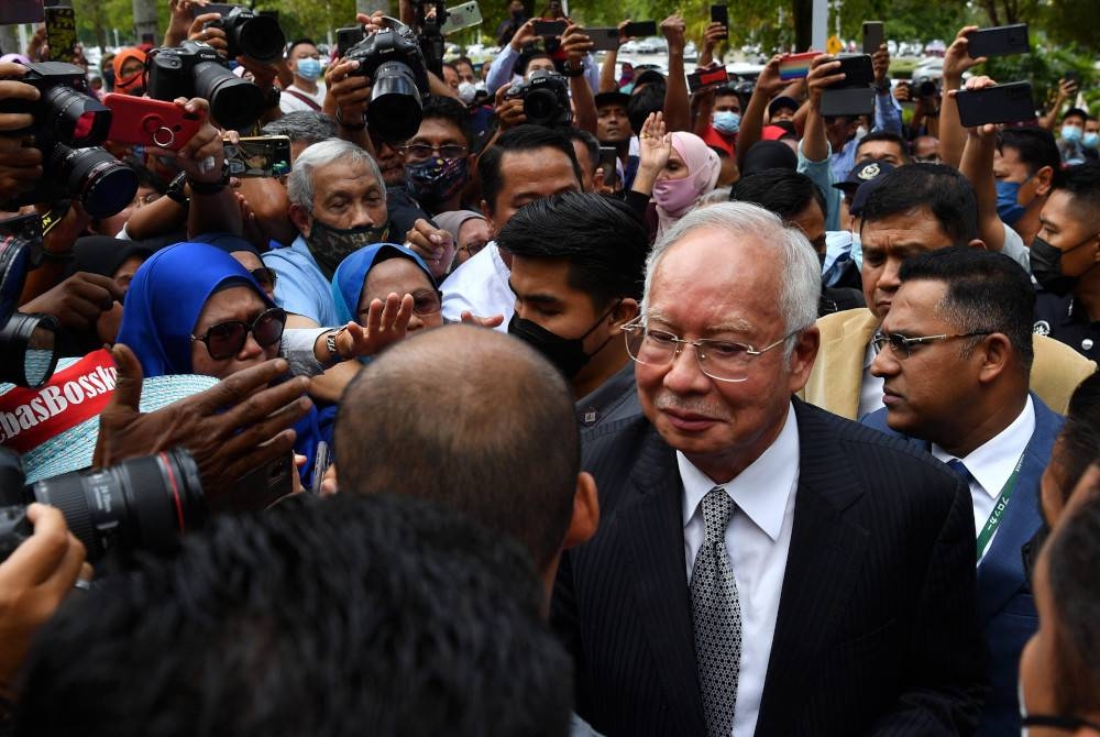 Najib ketika keluar dari Kompleks Mahkamah untuk bertemu para penyokongnya yang setia menunggu di luar selepas mahkamah berehat seketika bagi prosiding pendengaran rayuan terakhir Najib untuk mengetepikan sabitan dan hukuman penjara ke atasnya bagi kesalahan penyelewengan RM42 juta milik dana SRC International Sdn Bhd. - Foto Bernama