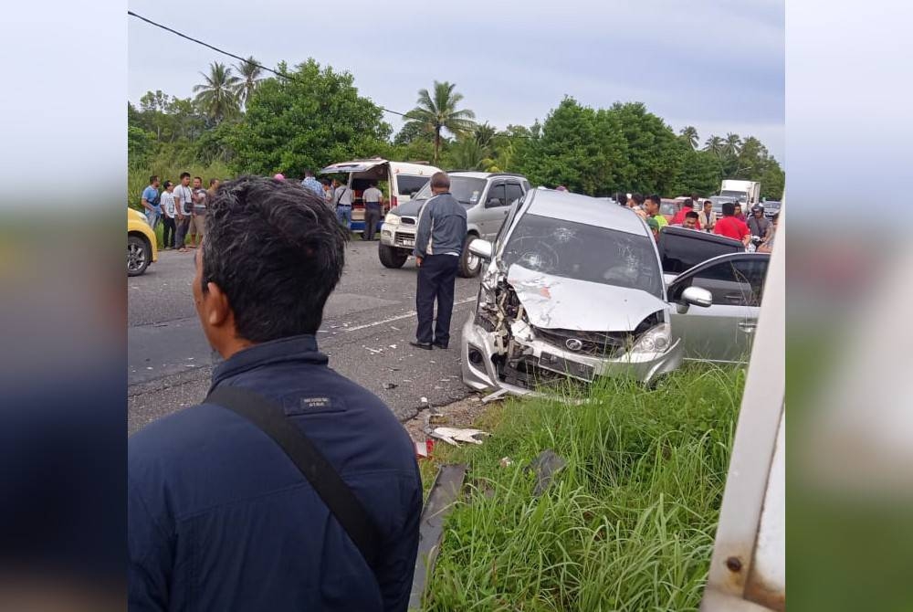 Kejadian kemalangan melibatkan Perodua Alza di Jalan Tok Dor, Jertih di Besut pada Selasa. - Foto ihsan pembaca