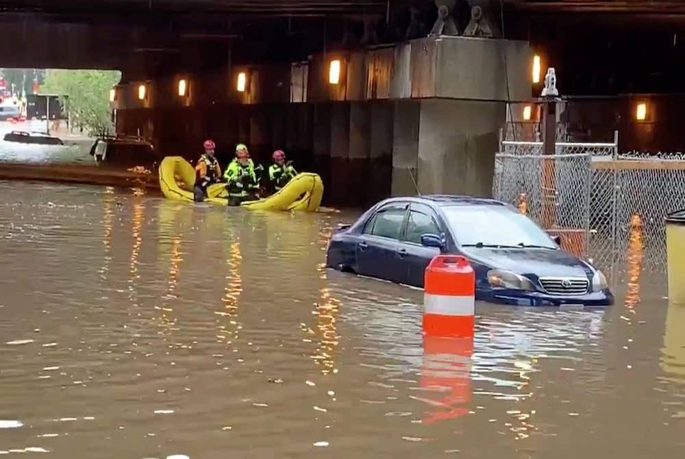 Seorang wanita berusia 60 tahun maut selepas keretanya dihanyutkan banjir, di Mesquite, timur Dallas pada Isnin. -Foto CNBC