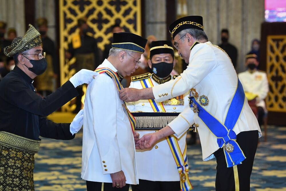 Mohd Ali Rustam (kanan) mengurniakan Darjah Utama Negeri Melaka yang membawa gelaran Datuk Seri Utama kepada Ismail Sabri pada Istiadat Penganugerahan Darjah, Bintang dan Pingat Kebesaran Negeri Melaka sempena Sambutan Hari Jadi Ke-73 Yang Dipertua Negeri Melaka di Balai Istiadat Seri Negeri dekat Ayer Keroh, pada Rabu. - Foto Bernama