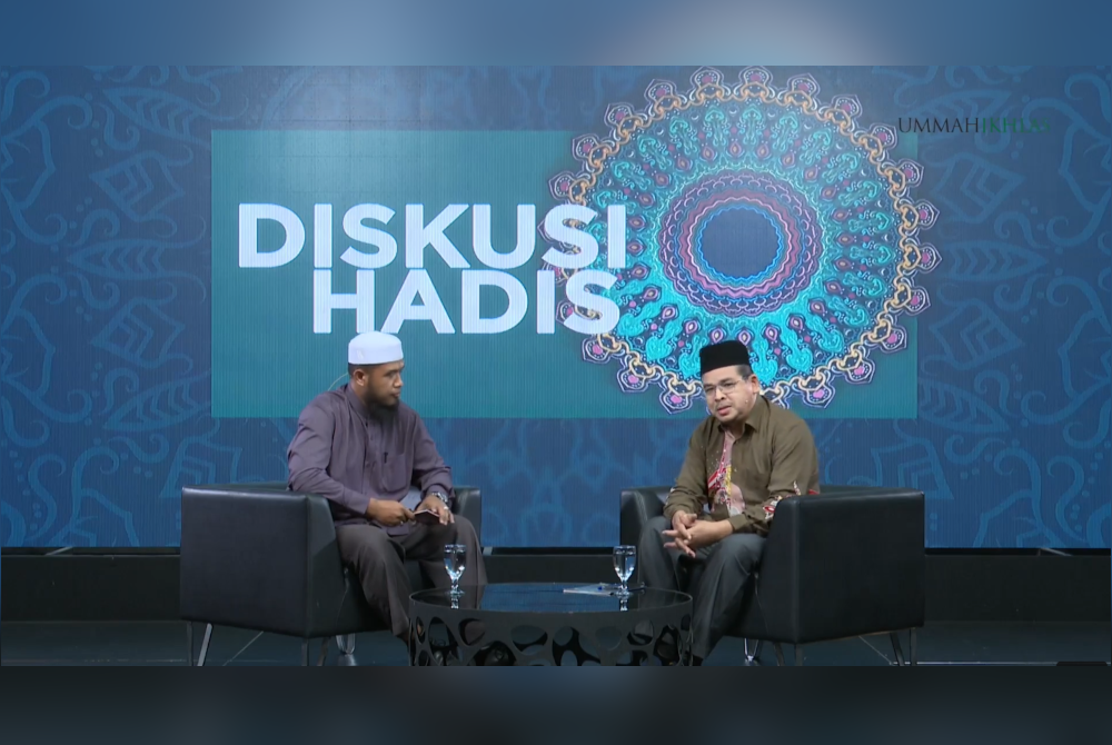 Rohaizan Baru (kanan) ketika bercakap dalam program Diskusi Hadis bertajuk Semak Sumber Hadis: Apakah Panduannya pada Rabu.