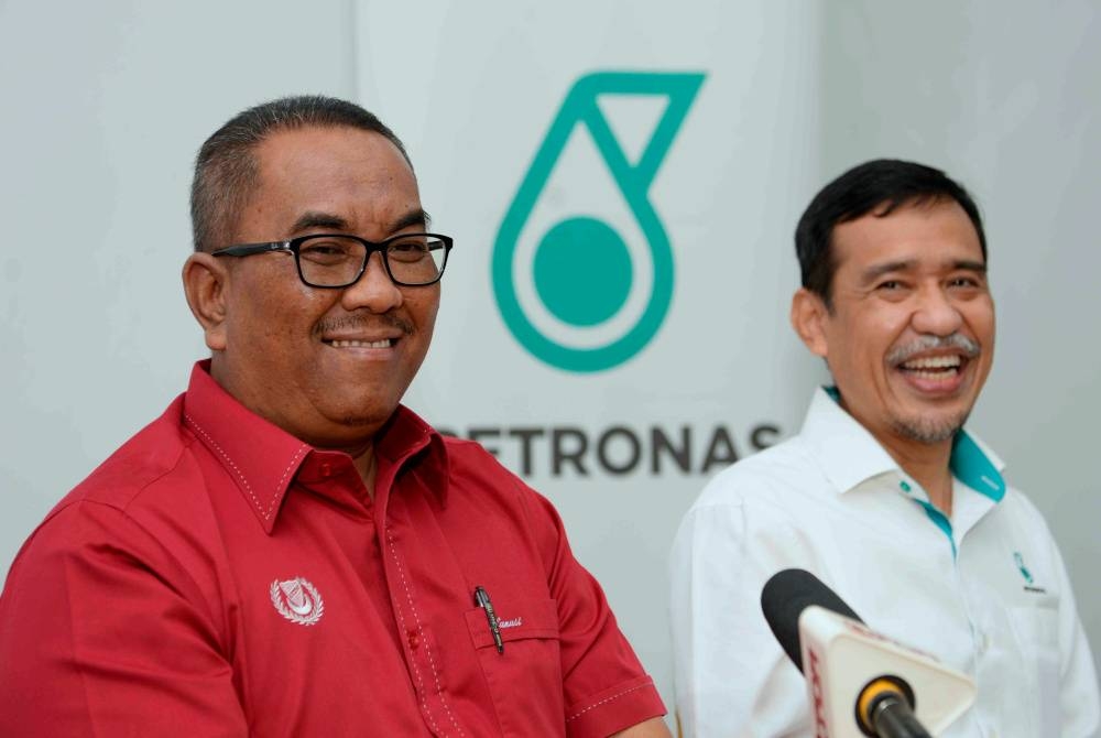 Muhammad Sanusi (kiri) dan Mohd Yusri pada sidang media sempena Majlis Perasmian Projek Loji Melamina PCG di Dewan Agrenas Petronas Fertiliser Kedah Sdn Bhd pada Rabu. - Foto Bernama