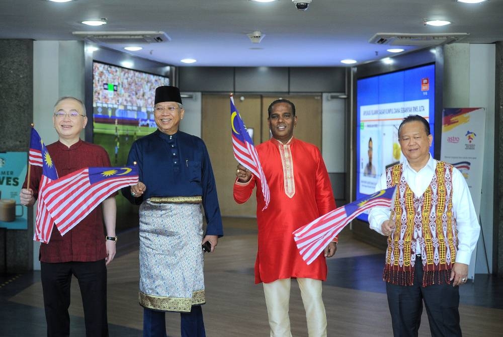 Menteri Komunikasi dan Multimedia Tan Sri Annuar Musa (dua, kiri) bersama Menteri Perdagangan Dalam Negeri dan Hal Ehwal Pengguna Datuk Seri Alexander Nanta Linggi (kanan), Menteri Sumber Manusia Datuk Seri M. Saravanan (dua, kanan) dan Menteri Pengangkutan Datuk Seri Dr Wee Ka Siong (kiri) hadir Program Bual Bicara Agenda Awani Merdeka 65 bersama Merdeka Kuartet di Astro, pada Rabu. - Foto Bernama