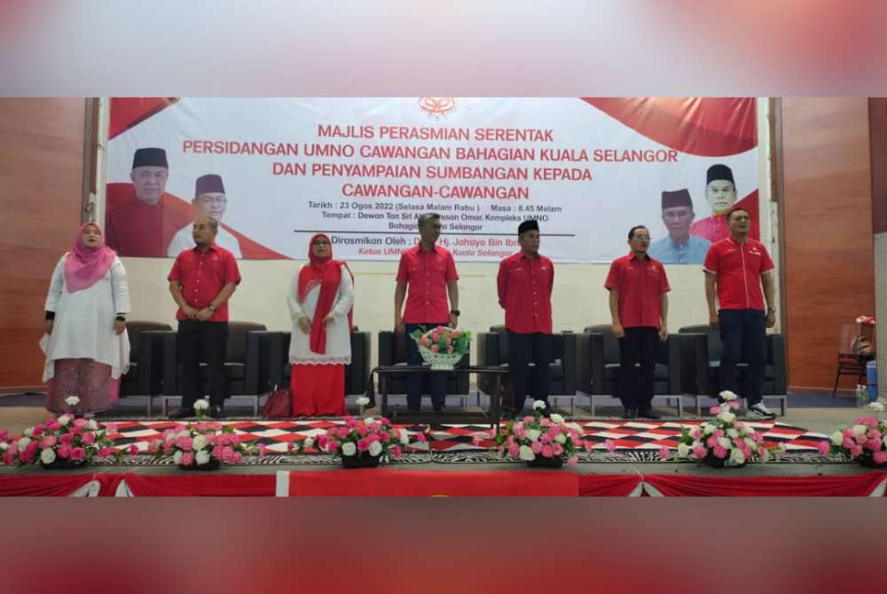 Jahaya (tiga dari kanan) bersama Tengku Zafrul (empat dari kiri) hadir pada Persidangan Serentak UMNO Bahagian Kuala Selangor di sini pada malam Selasa.