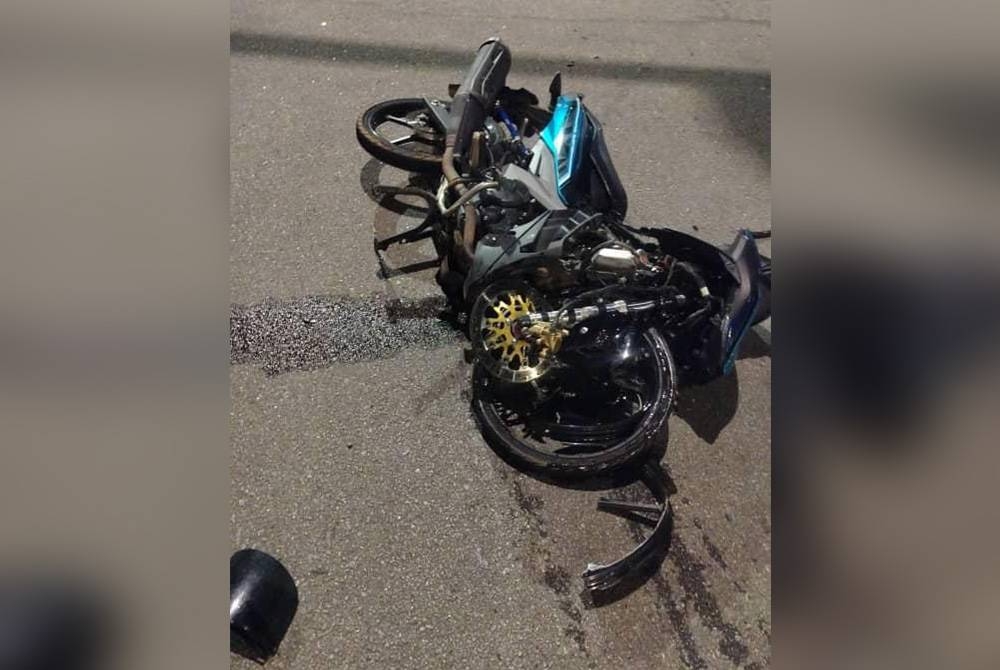 Keadaan motosikal mangsa selepas terbabit dalam kemalangan di persimpangan lampu isyarat Jalan Chain Ferry pada pagi Rabu.