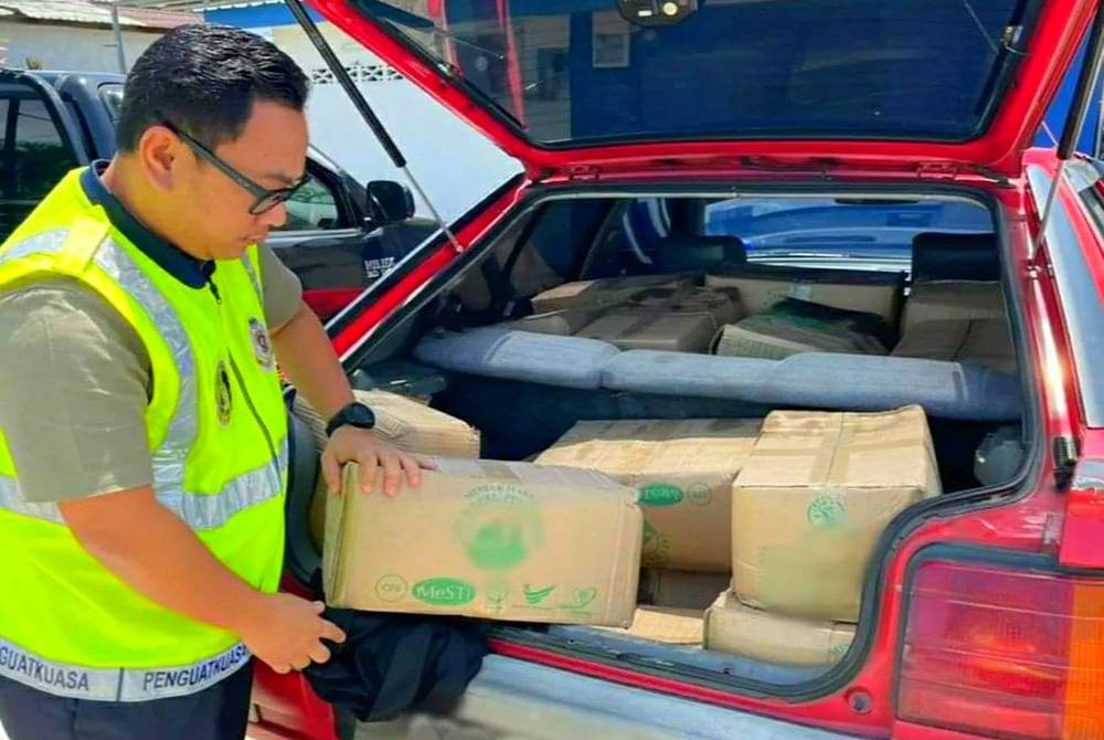 KPDNHEP Kelantan menahan seorang lelaki bersama 595kg minyak masak peket bersubsidi dalam operasi membanteras ketirisan barang kawalan pada Rabu.